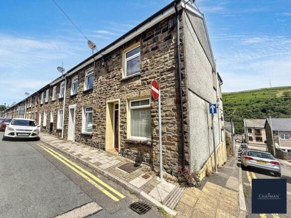 2 bed property, in Lake Street, £85,000