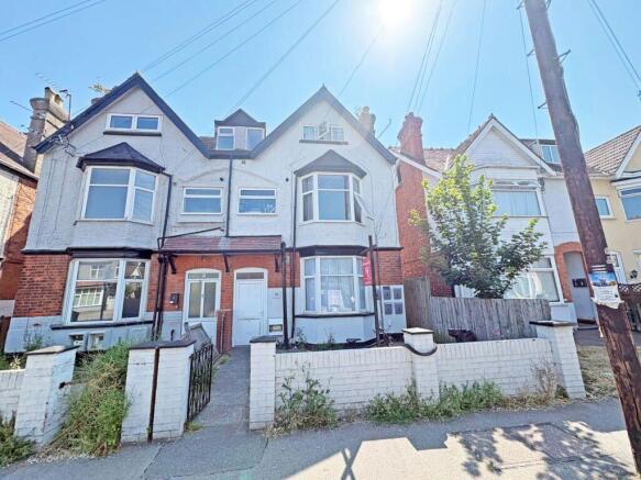 1 bed property, in Drummond Road, £180,000