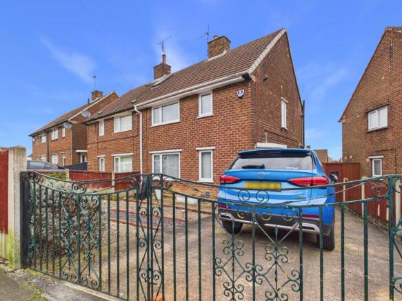 2 bed property, in Central Avenue, £160,000
