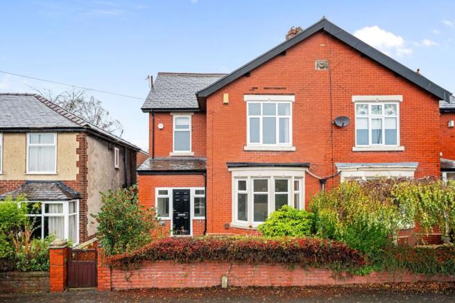3 bed property, in Holcombe Road, £440,000