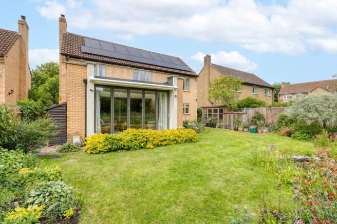 5 bed property, in Pearmains Close, £775,000
