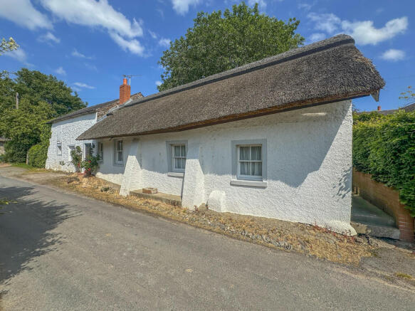 2 bed property, in North End, £190,000