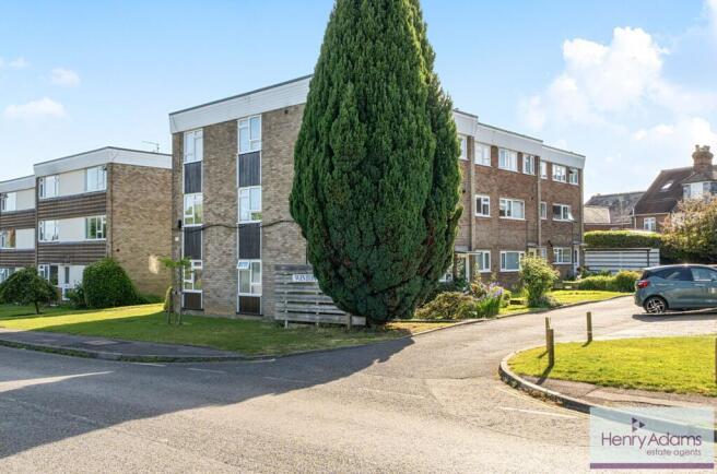 2 bed property, in Winton Road, £225,000