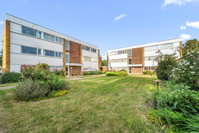 2 bed property, in Chertsey, £215,000