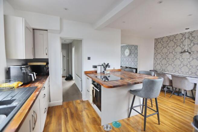 3 bed property, in Brooklawn Drive, £325,000