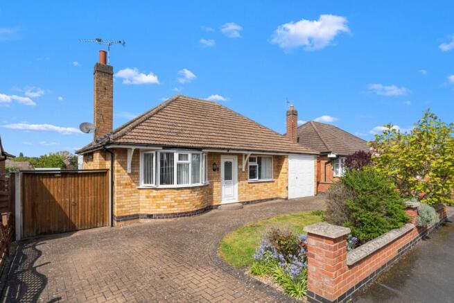 2 bed property, in Princess Avenue, £345,000