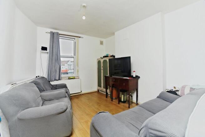 2 bed property, in Streatham High Road, £350,000