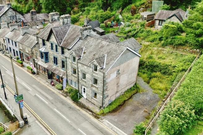 5 bed property, in Holyhead Road, £246,000