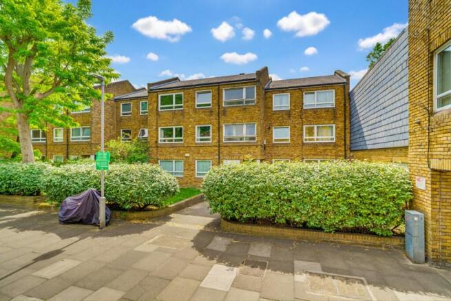 1 bed property, in Bartholomew Close, £300,000