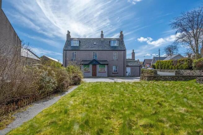 5 bed property, in Main Street, £225,000