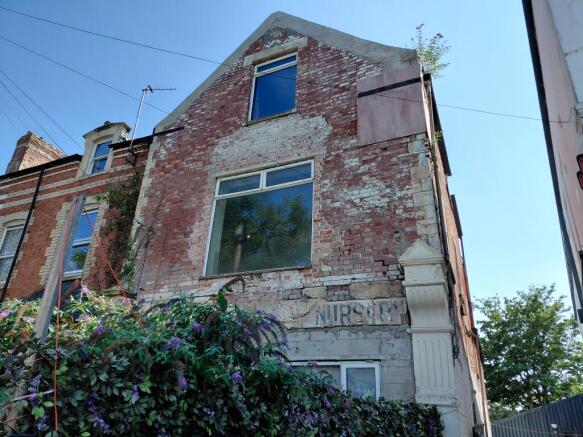 2 bed property, in 86 Windsor Road, £160,000