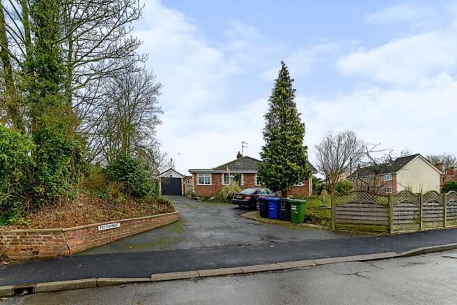 3 bed property, in South Street, £270,400
