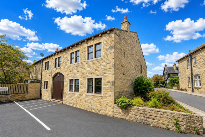 2 bed property, in Sherborne Road, £200,000