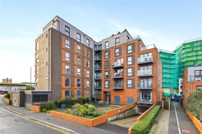 3 bed property, in Goldstone Lane, £475,000