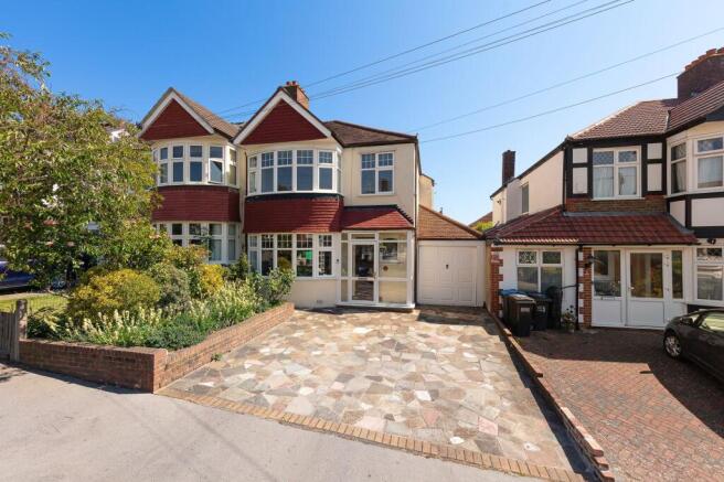 3 bed property, in Sundial Avenue, £650,000