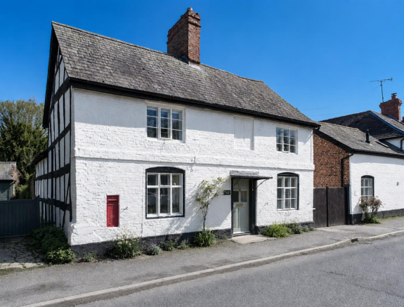 4 bed property, in Wigmore, £525,000