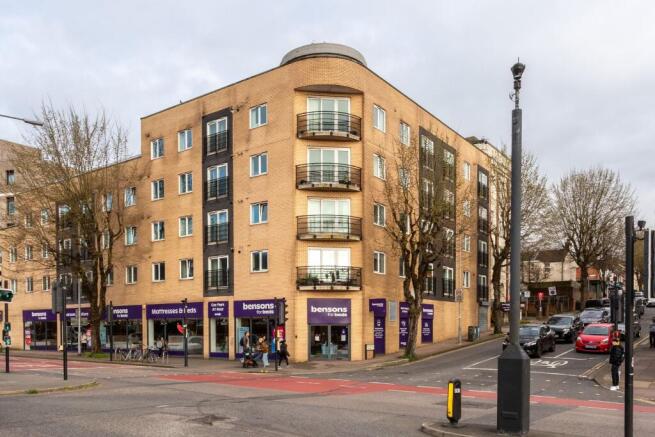 2 bed property, in Flat, £230,000