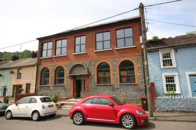 5 bed property, in Station Terrace, £195,000