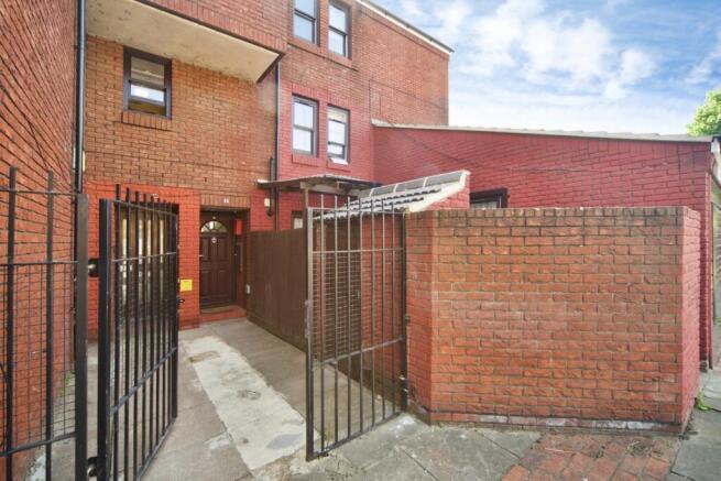1 bed property, in Statham Grove, £230,000