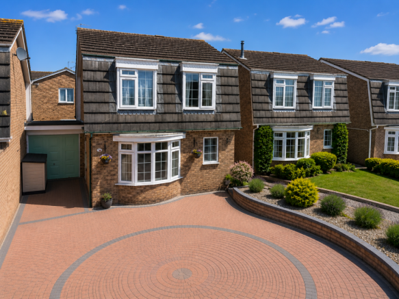 3 bed property, in Orchard Way, £305,000