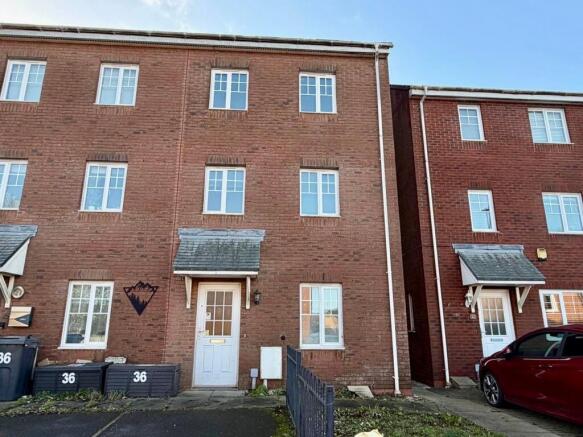 4 bed property, in Weavers Close, £149,000