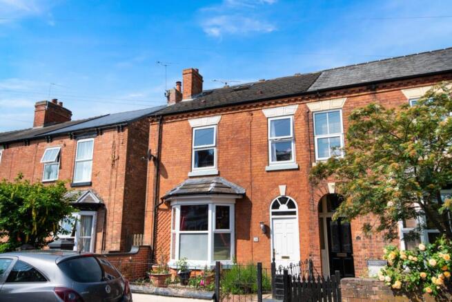 5 bed property, in Cobwell Road, £325,000