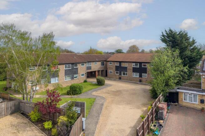 2 bed property, in Warren Court, £200,000