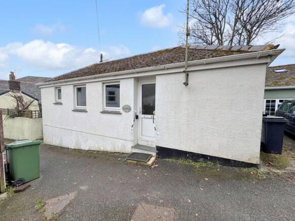 2 bed property, in Jakes Lane, £140,000