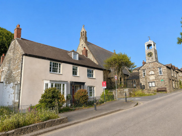 5 bed property, in Grampound, £575,000