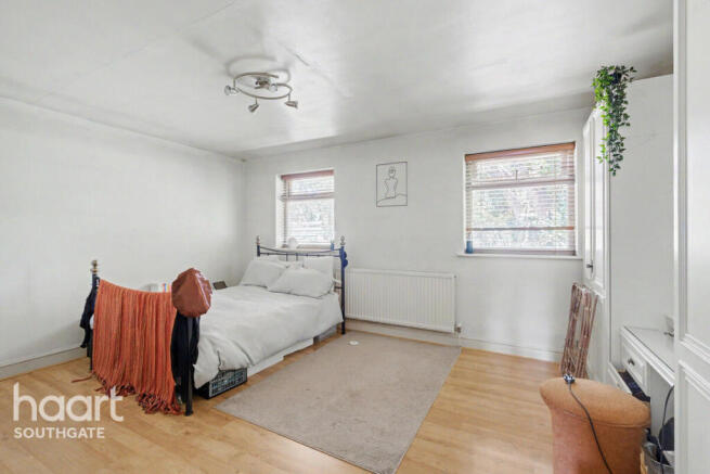 1 bed property, in West End Lane, £275,000