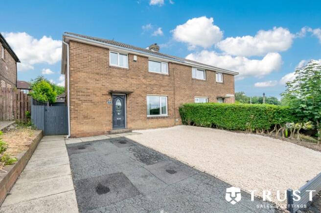 3 bed property, in Charlesworth Square, £195,000