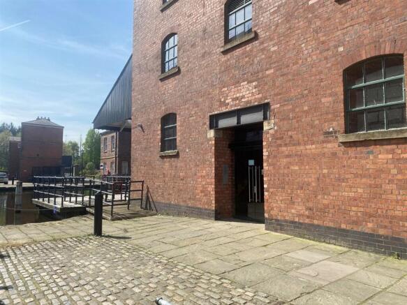 1 bed property, in Wharf Street, £80,000