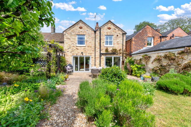 4 bed property, in St. Neots, £650,000