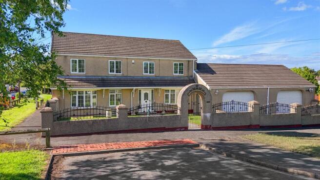 5 bed property, in Beachdale Close, £395,000