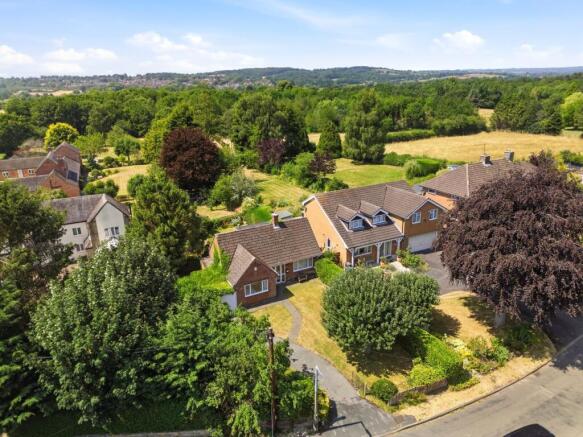 2 bed property, in Rectory Lane, £400,000