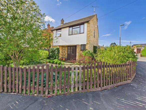 3 bed property, in Fairway, £400,000