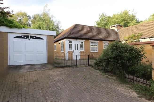 2 bed property, in Veryan Place, £300,000
