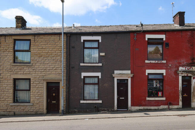 2 bed property, in Whitworth Road, £115,000