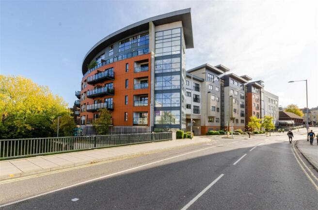 2 bed property, in Duke Street, £190,000