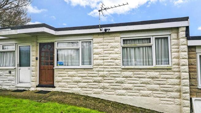 2 bed property, in Yaverland Road, £46,000