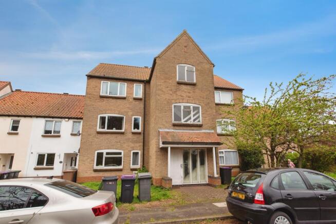 2 bed property, in Orchard Close, £50,000