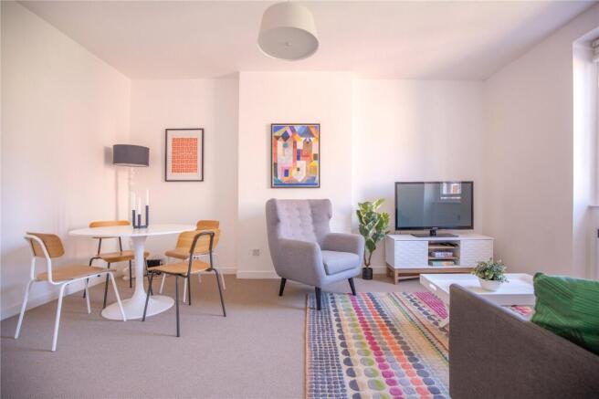 2 bed property, in Cave Street, £285,000