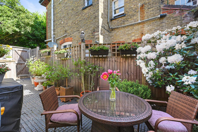 3 bed property, in Green Lane, £750,000