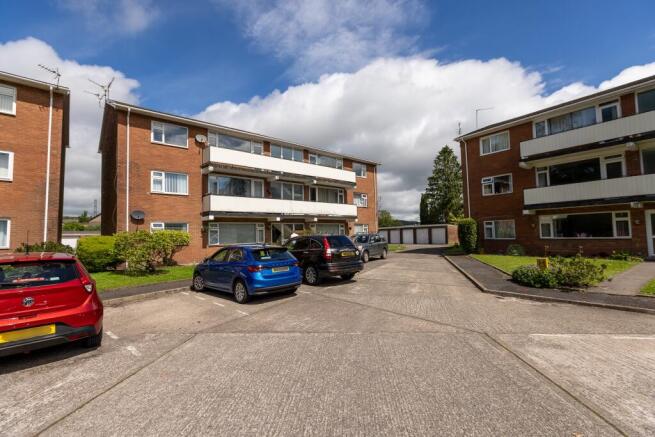 2 bed property, in Norfolk Court, £220,000
