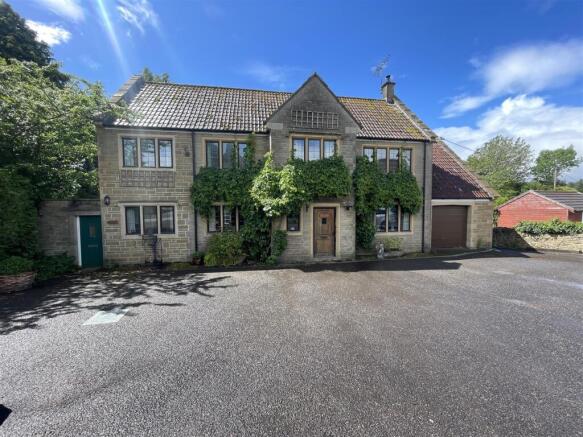 5 bed property, in South Perrott, £575,000