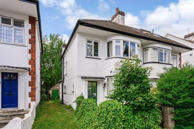3 bed property, in Foresters Drive, £825,000