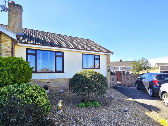 2 bed property, in Newman Close, £270,000