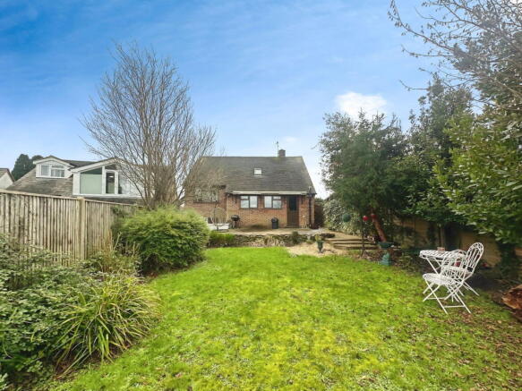 4 bed property, in Hillview Road, £410,000