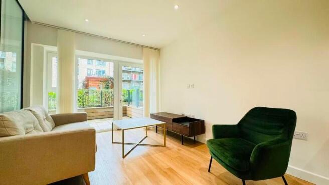 1 bed property, in Beaufort Square, £320,000