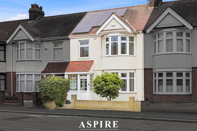 3 bed property, in Bath Road, £490,000